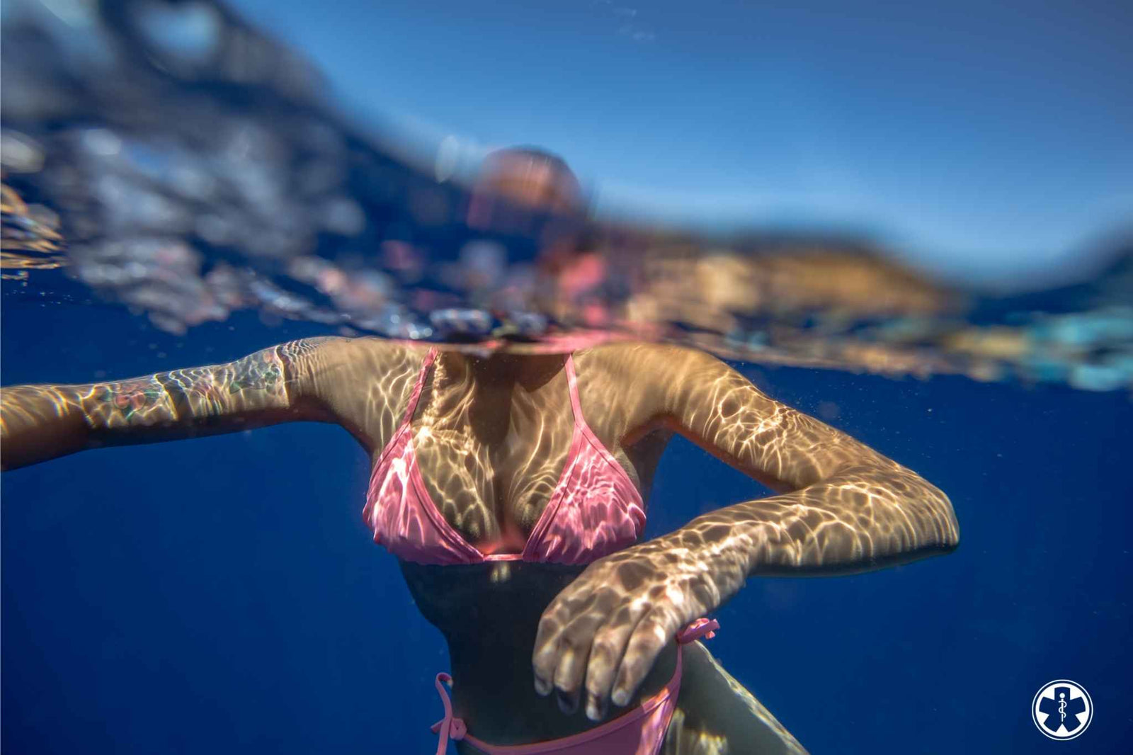 Vrouw met tattoo in water - wanneer mag je zwemmen met je nieuwe tattoo