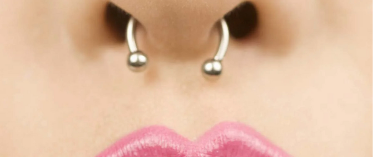 Vrouw met neuspiercing