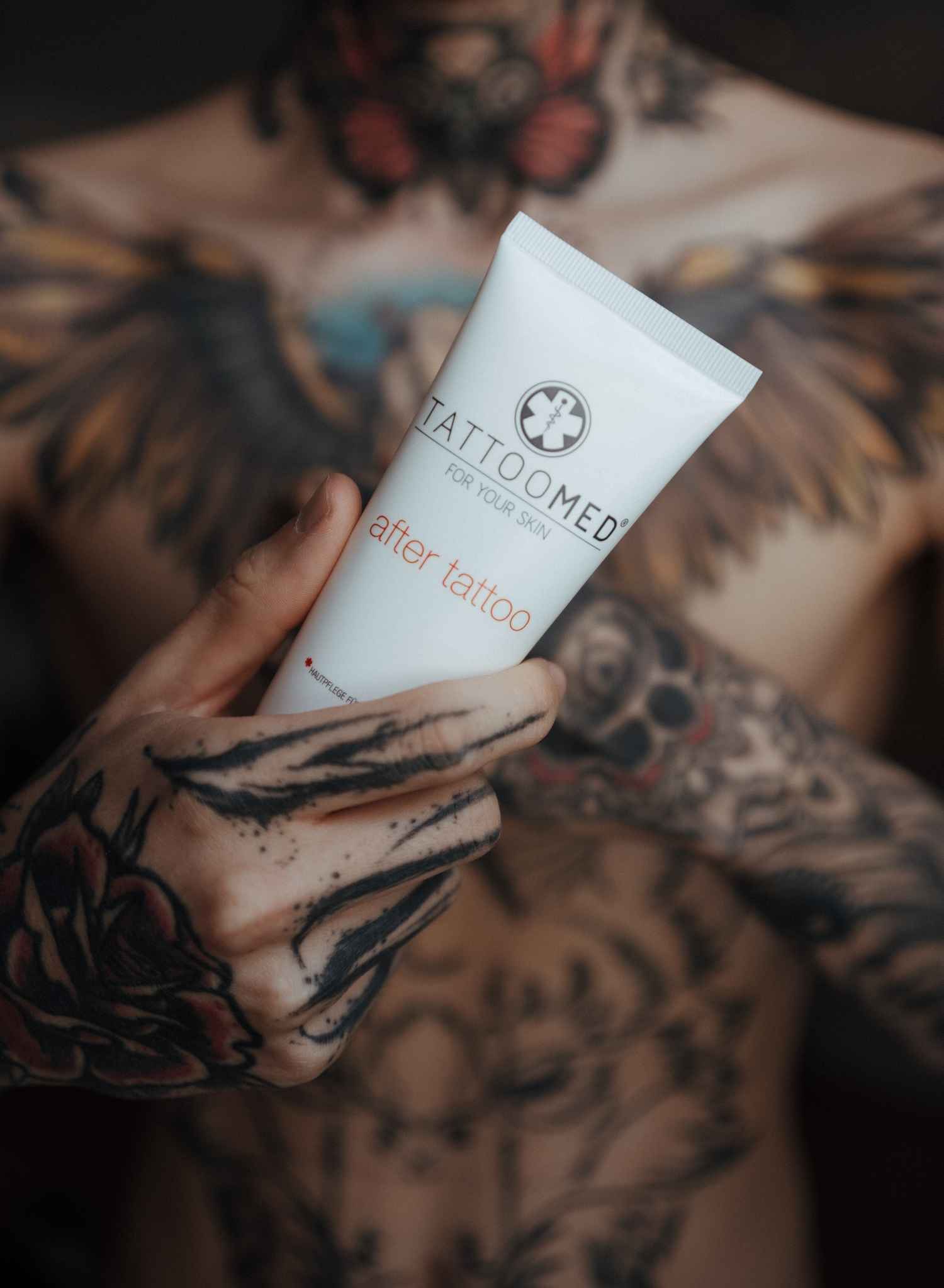Hand met TattooMed after tattoo 100ml