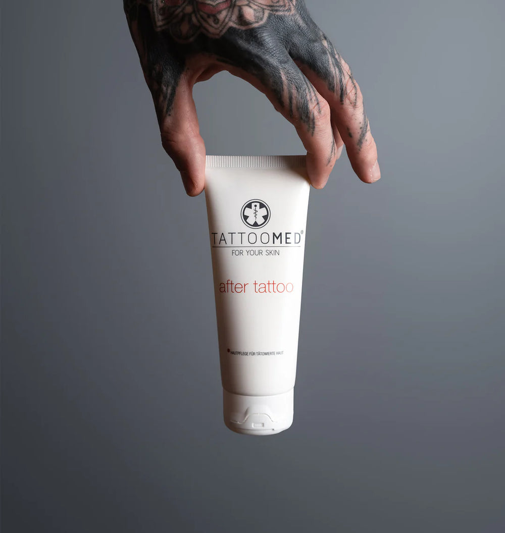 TattooMed After Tattoo 100ml crème in hand, lifestyle foto voor tattoo nazorg