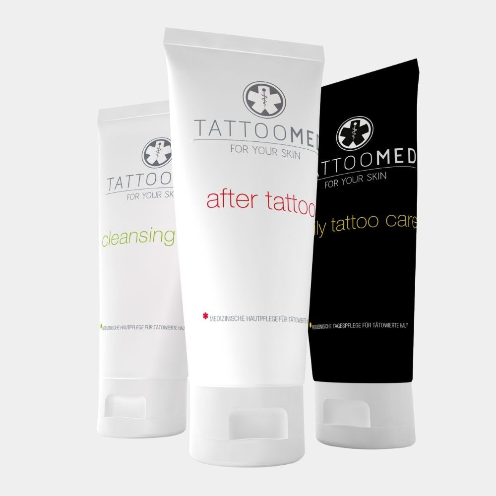 TattooMed After Tattoo 100ml crème in hand, lifestyle foto voor tattoo nazorg