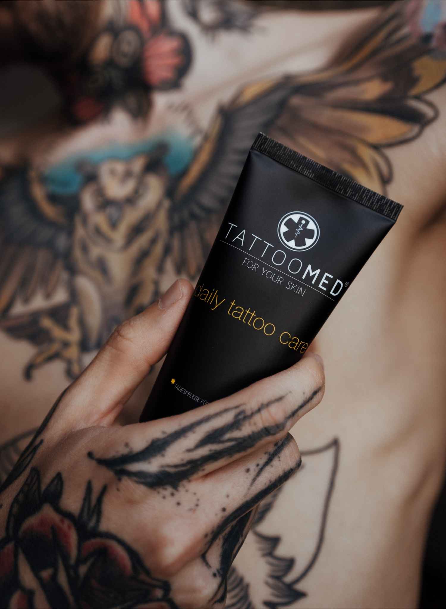 Hand met TattooMed Daily tattoo care 100ml