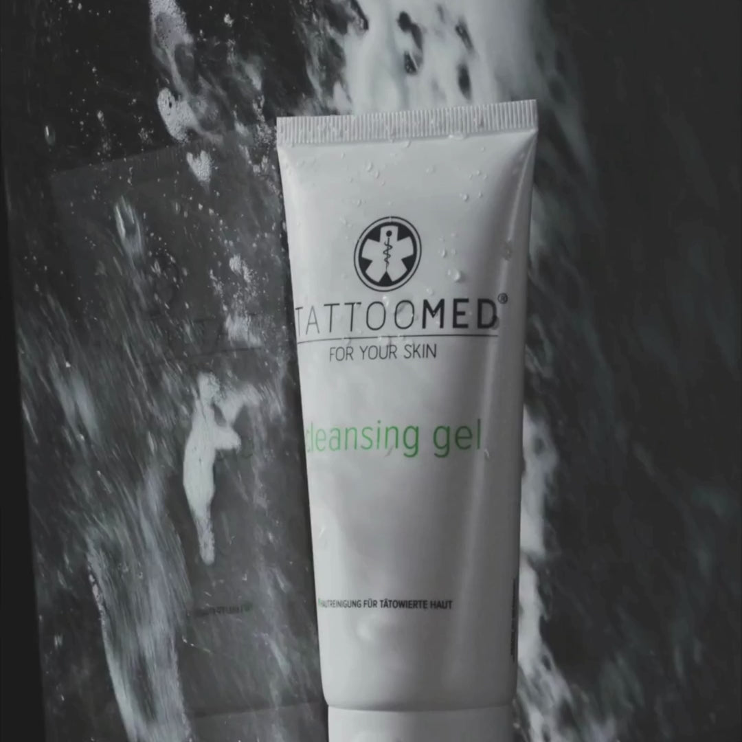 TattooMed Cleansing Gel bundel gebruikt onder de douche – milde reiniging en optimale tattoo nazorg
