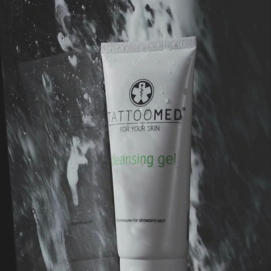 TattooMed Cleansing Gel bundel gebruikt onder de douche – milde reiniging en optimale tattoo nazorg