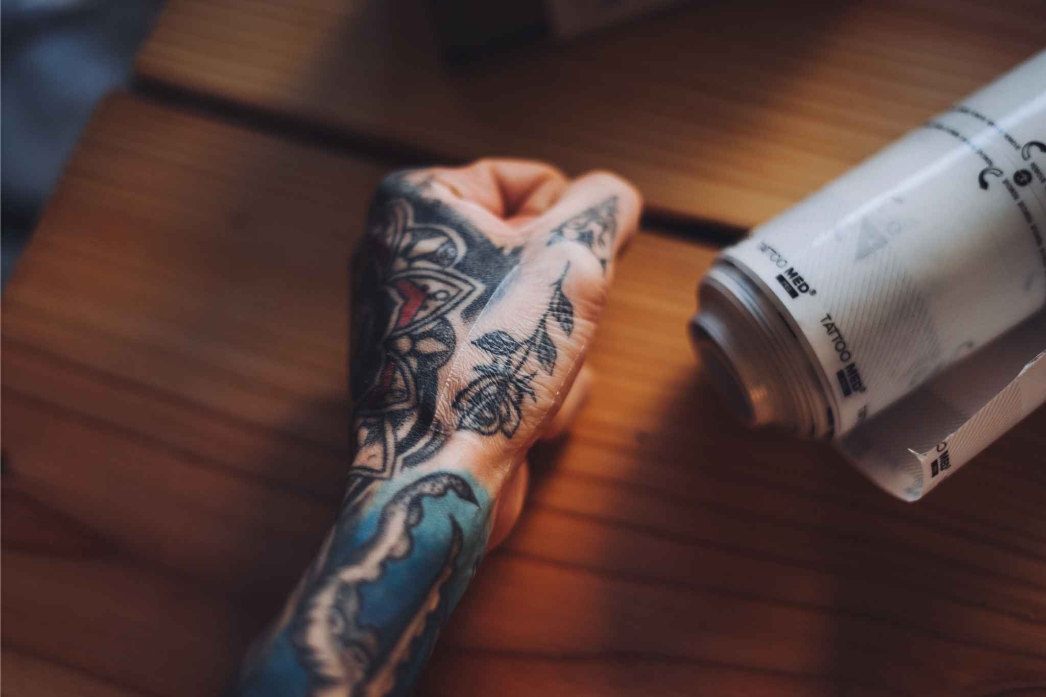 Second skin tattoo folie van TattooMed op hand