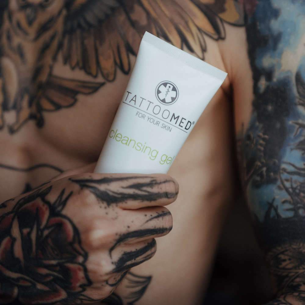 Hand met TattooMed Cleansing Gel 100ml