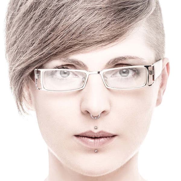 Vrouw met neus piercing