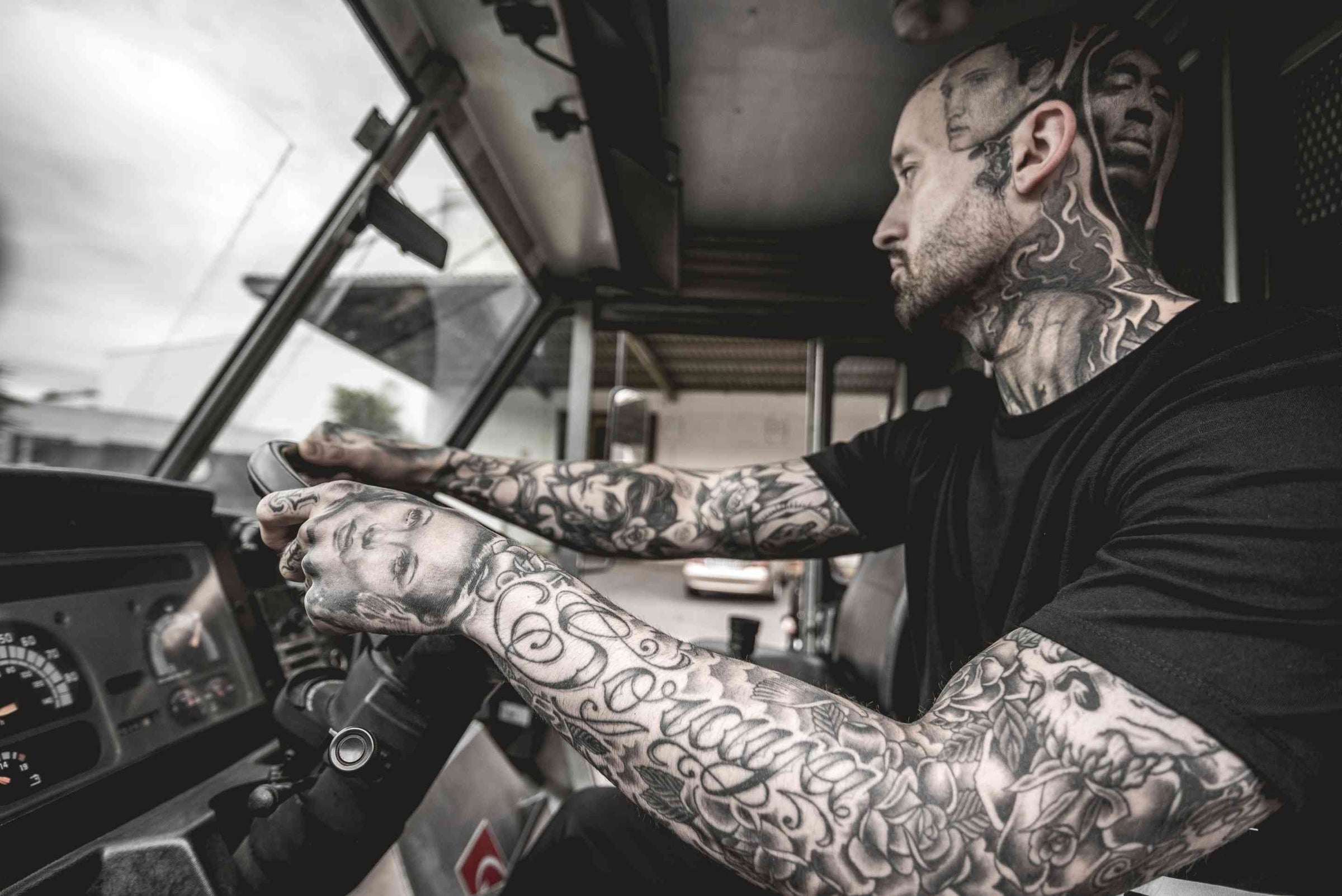 Tattoo Nazorg - Volledig getatoëerde man in TattooMed Tattoo Truck