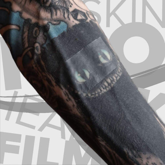 Tattoo folie nagenoeg onzichtbaar op een getatoëerde arm. 